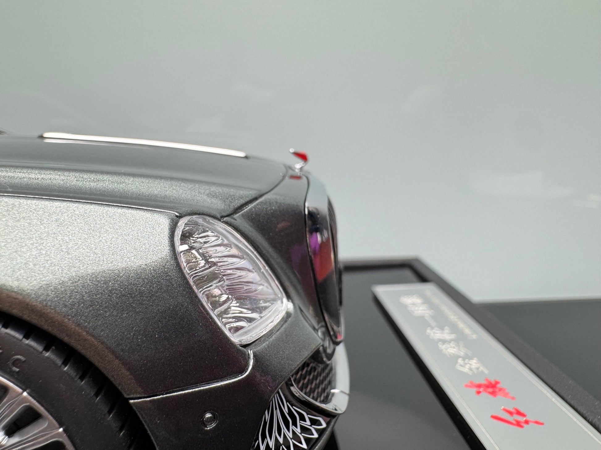 Hongqi Guoya 1:18 Resin Model Car – Silver Hardcover Limited Edition (1 of 399)