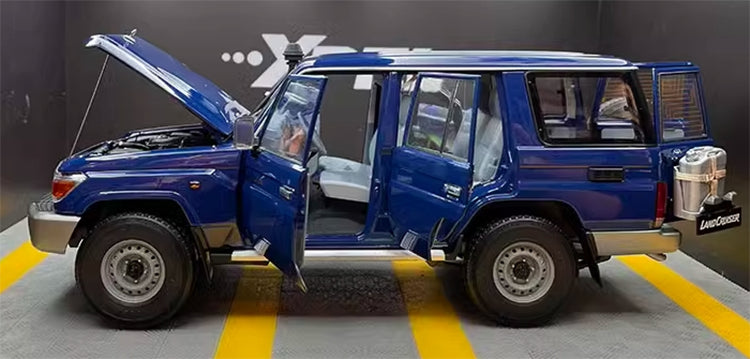 AlmostReal LC76 2017 Toyota Land Cruiser 1/18 Automodell aus Aluminiumlegierung (870101)