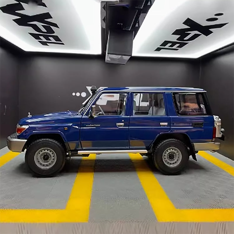 AlmostReal LC76 2017 Toyota Land Cruiser 1/18 Automodell aus Aluminiumlegierung (870101)