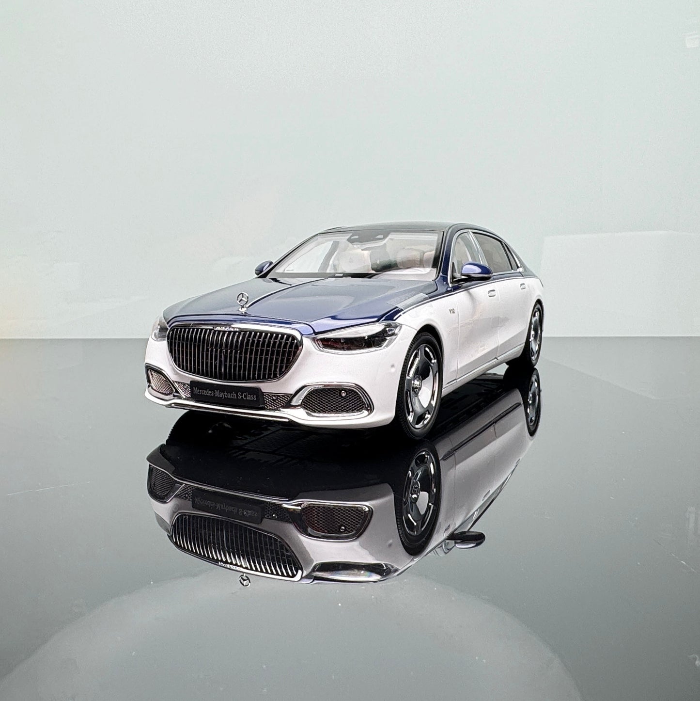 Maybach S-Class 2021 Diecast Model – 1/18 Scale Collectible Car Model (Blue and White)