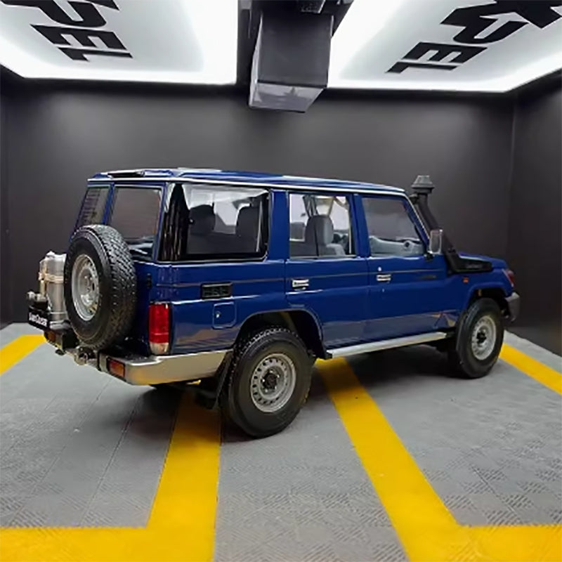 AlmostReal LC76 2017 Toyota Land Cruiser 1/18 Automodell aus Aluminiumlegierung (870101)