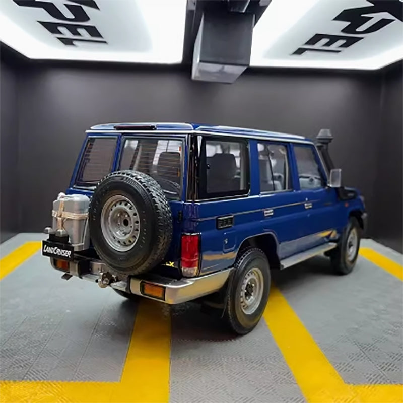 AlmostReal LC76 2017 Toyota Land Cruiser 1/18 Automodell aus Aluminiumlegierung (870101)